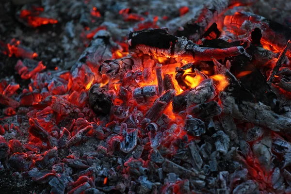 Vermelho quente morrendo fogo fundo textura — Fotografia de Stock