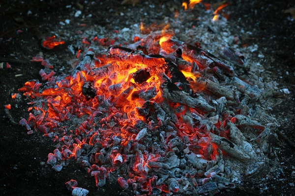 Vermelho quente morrendo fogo fundo textura — Fotografia de Stock