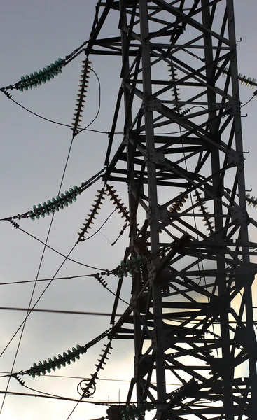 Siluett av högspänning bokför eller power transmission line tower. — Stockfoto
