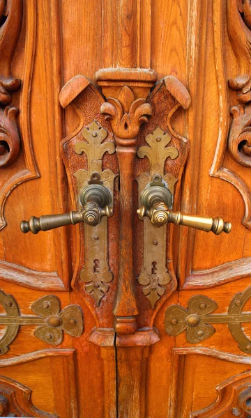 Viejas puertas de madera con asas asimétricamente desgastadas . —  Fotos de Stock