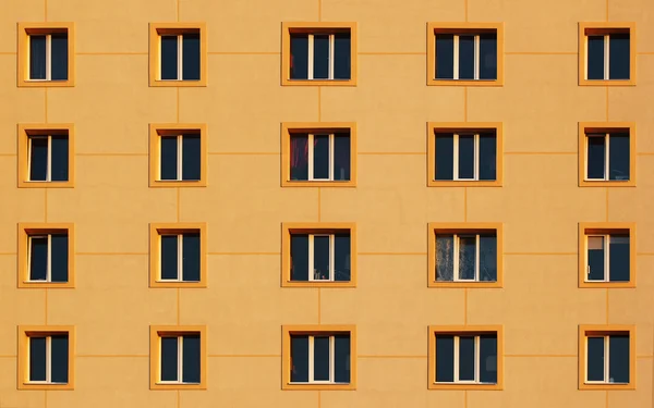 Regularny wzorzec Windows w nowoczesnym budynku mieszkalnym. — Zdjęcie stockowe