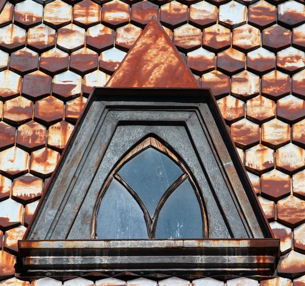 Cubierta de tejas de metal oxidado con primer plano de la ventana del ático —  Fotos de Stock