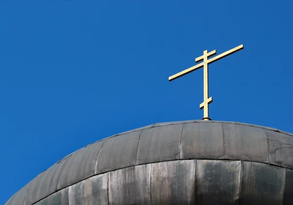 Τρούλο και το σταυρό της μια Ρωσική Ορθόδοξη Εκκλησία σε φόντο μπλε του ουρανού — Φωτογραφία Αρχείου