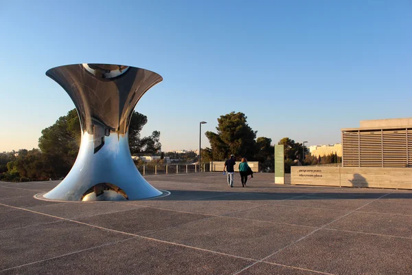 JERUSALEM, ISRAEL - 02 DE DICIEMBRE DE 2013: "Poner el mundo patas arriba " — Foto de Stock