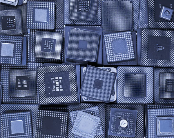 Muchos chips de CPU antiguos y procesadores de computadora obsoletos como fondo — Foto de Stock