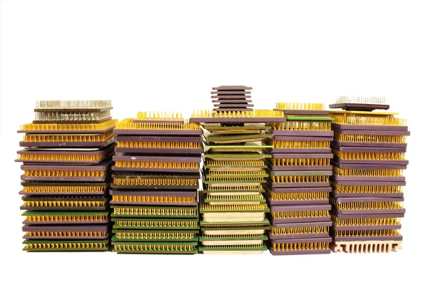 Pilhas de chips de CPU antigos e processadores de computador obsoletos isolar — Fotografia de Stock