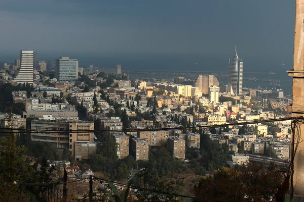 Kilátás nyílik a belvárosra Haifa, Izrael — Stock Fotó
