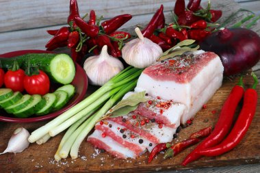 Salo veya tuzlanmış domuz eti cızırdarsa baharatlar ile döşeme. Geleneksel S