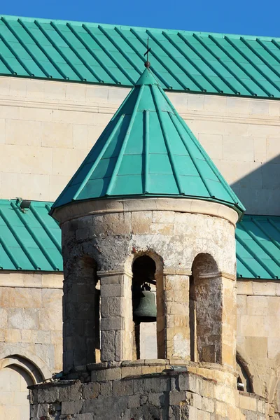 Bell ανακαινισμένο Bagrati καθεδρικό ναό ή ο καθεδρικός ναός της Κοιμήσεως της Θεοτόκου στο Κουταΐσι, γεωργία. — Φωτογραφία Αρχείου