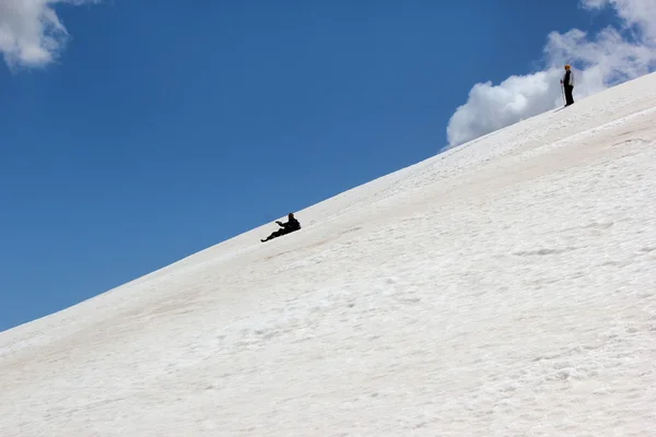 Par glidande nedför berget snö och ha roligt — Stockfoto