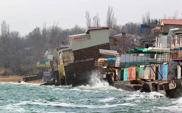 Kıyı erozyonu - evler zayıf kil toprak slayta denize Odessa, Ukrayna.