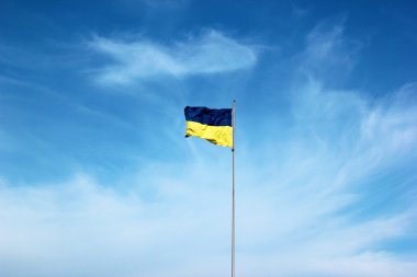 Ukrayna bayrağı mavi gökyüzü arka plan karşı çırpınan