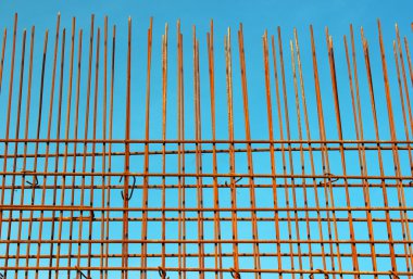 Mavi gökyüzü arka plan inşaat sahasında karşı Güçlendirme çelik barlar