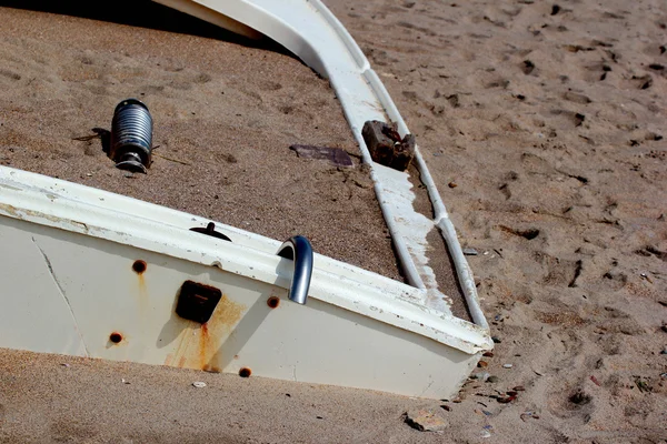 Stranded gamla motorbåt på en öde sandstrand — Stockfoto