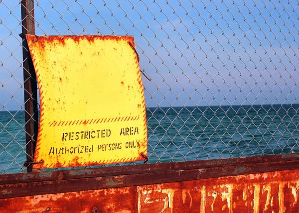 Stary Zardzewiały Drutami Żółty Znak Ostrzegawczy Tle Morza Wskazując Obszaru — Zdjęcie stockowe