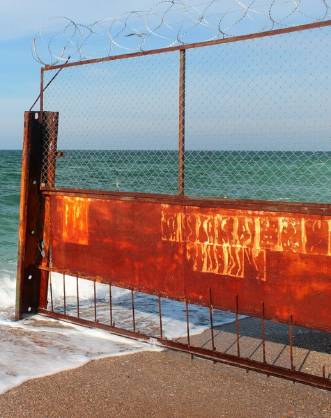 海边锈迹斑斑的铁丝栅栏 海滩上的限制区域 — 图库照片