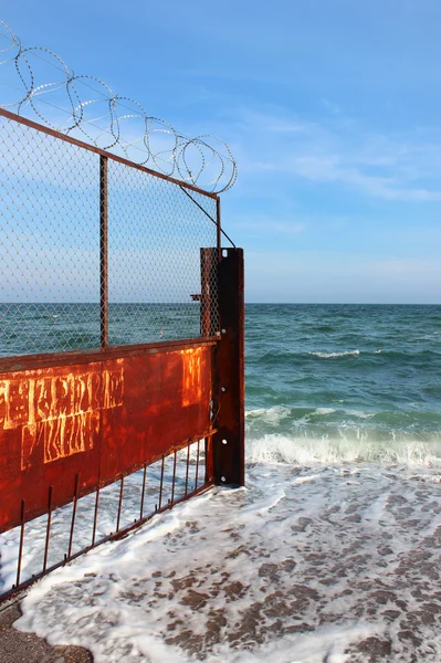 Stary Zardzewiały Drutami Brzegu Morza Ograniczony Obszar Plaży — Zdjęcie stockowe