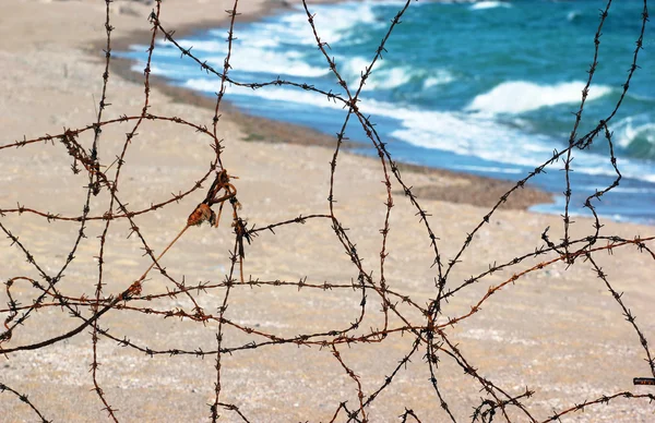 海滩上锈迹斑斑的铁丝网 — 图库照片