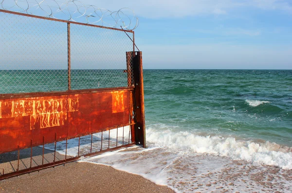 Stary Zardzewiały Drutami Brzegu Morza Ograniczony Obszar Plaży — Zdjęcie stockowe