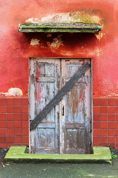 Porte in legno anticato, chiuse e sbarrate — Foto Stock