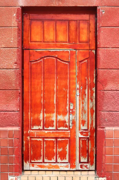 Porta rossa usurata resistente agli agenti atmosferici — Foto Stock