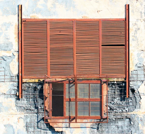 Griglia di sfiato in metallo e parete rotta in edifici industriali abbandonati — Foto Stock