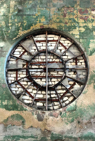 Mattoni finestra rotonda nel vecchio muro grungy — Foto Stock