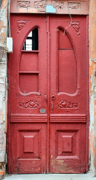 Červené dřevěné dveře do bytového domu, Oděsa, Ukrajina — Stock fotografie