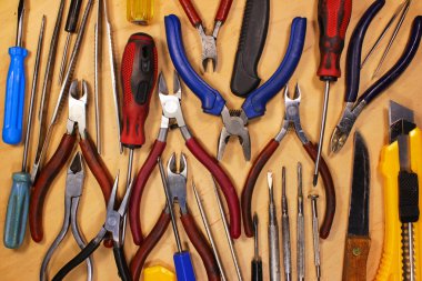 Birçok çeşitli vintage tornavida pense cımbız ve bıçaklar. Eski aletleri, el aletleri ahşap arka plan üzerinde