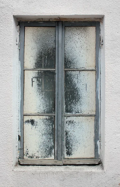 Vieille fenêtre sale éclaboussée de peinture blanche — Photo