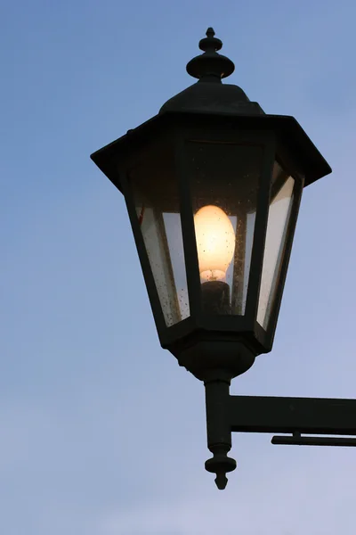 Schmutzige alte Straßenlaterne vor dämmerigem Hintergrund — Stockfoto