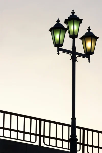 Antiguo poste de luz de calle contra el crepúsculo fondo — Foto de Stock