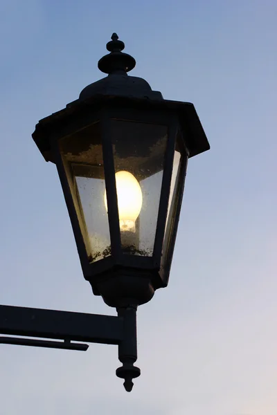 Schmutzige alte Straßenlaterne vor dämmerigem Hintergrund — Stockfoto