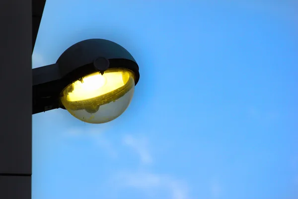 โคมไฟถนนกับพื้นหลังฟ้าสีฟ้า — ภาพถ่ายสต็อก