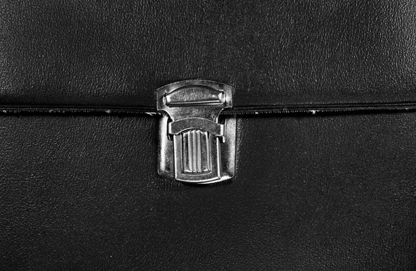 빈티지 케이스 근접 촬영의 질감된 블랙 가죽에 금속 버클 폐쇄 — 스톡 사진