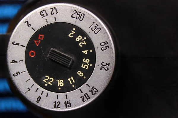 Dial de medidor de exposição flash foto antiga com paradas de abertura, números iso e marcas de distância. Fotografia retro fundo — Fotografia de Stock
