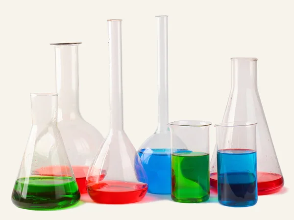 Vidros químicos com líquidos coloridos isolados em backg branco — Fotografia de Stock