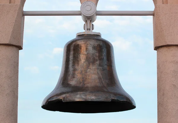 Old ship bell found at sea bottom as a monument — Stock Photo, Image