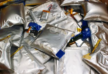 Lityum polimer piller şişmiş. Tehlikeli ve zararlı elektronik atık