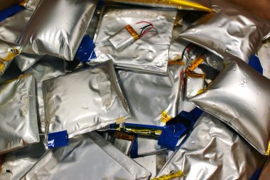 Lityum polimer piller şişmiş. Tehlikeli ve zararlı elektronik atık