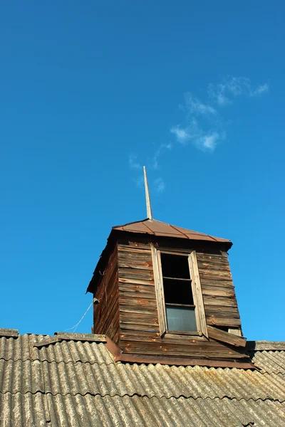 Okna drewniane na poddaszu na dachu — Zdjęcie stockowe