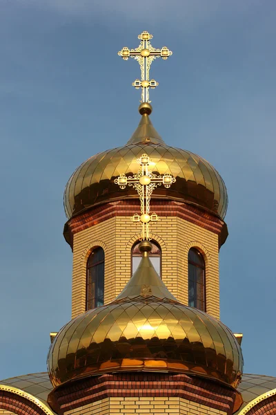 Chiesa ortodossa russa - croci in cima alle cupole d'oro — Foto Stock