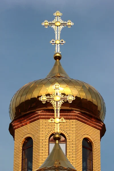 Iglesia ortodoxa rusa - cruces sobre las cúpulas de oro —  Fotos de Stock