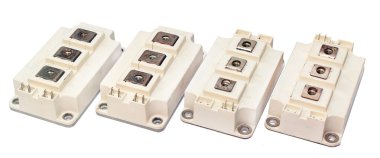 Beyaz arka plan üzerinde izole güçlü IGBT transistörler