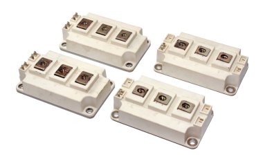 Beyaz arka plan üzerinde izole güçlü IGBT transistörler