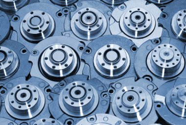 Metal parlak elektrik motorları. Mavi renkli endüstriyel arka plan