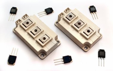 Güçlü IGBT transistör modülleri ve beyaz küçük transistörler 