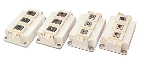 Beyaz arka plan üzerinde izole güçlü IGBT transistörler