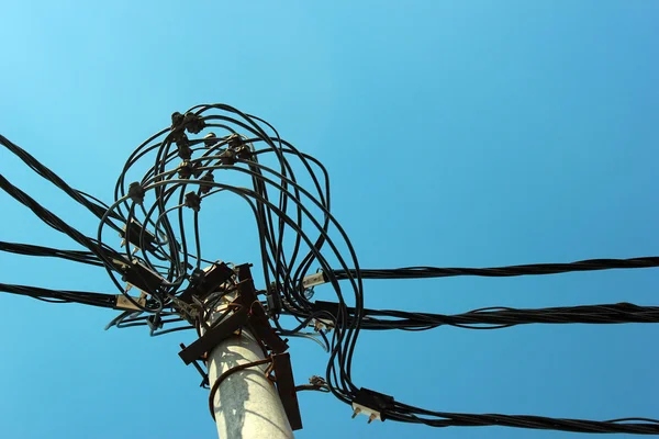 Powerline isolatoren, connectoren en verwarde draden op elektrische paal — Stockfoto