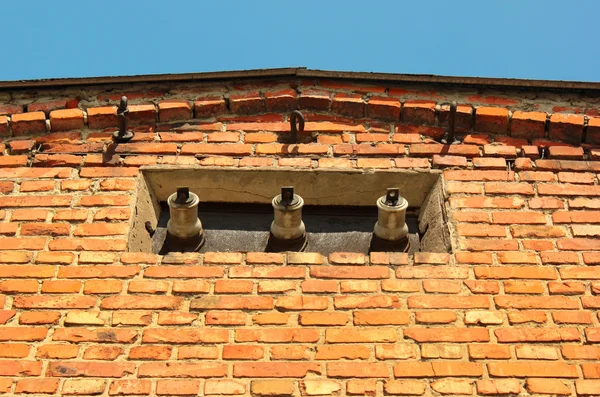 Trzy Izolatory powerline w mur z cegły stary podstacji elektrycznych — Zdjęcie stockowe